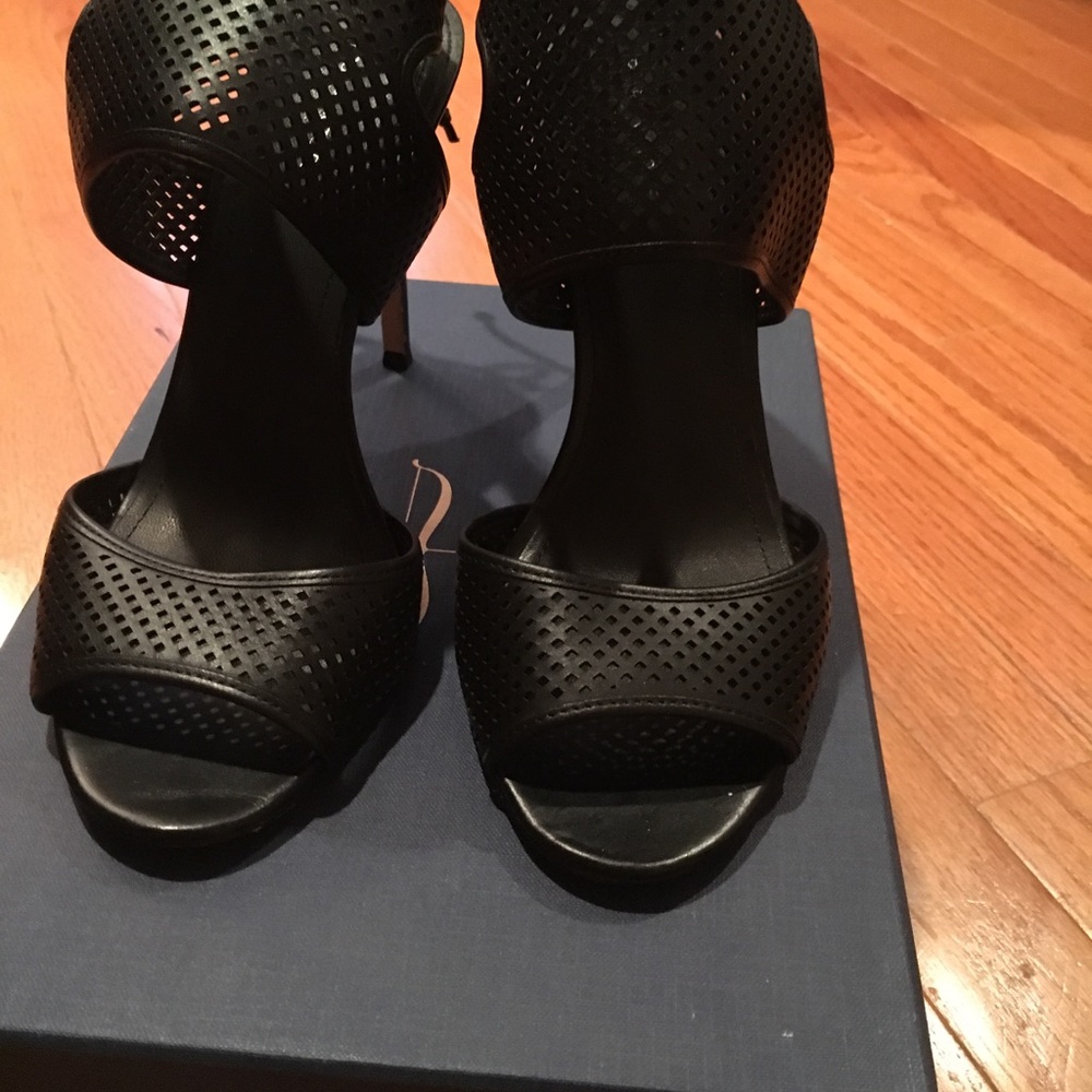 POUR LA VICTOIRE black leather lasercut heels - Picture 4 of 8